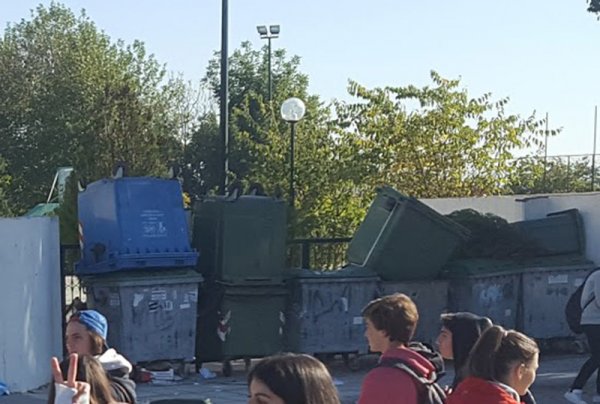 Μαθητές έβαλαν κάδους σκουπιδιών μπροστά στην είσοδο σχολείου στη Βέροια.
