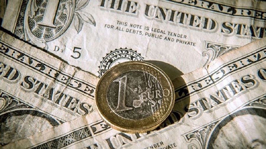Πτώση καταγράφει το ευρώ έναντι του δολαρίου