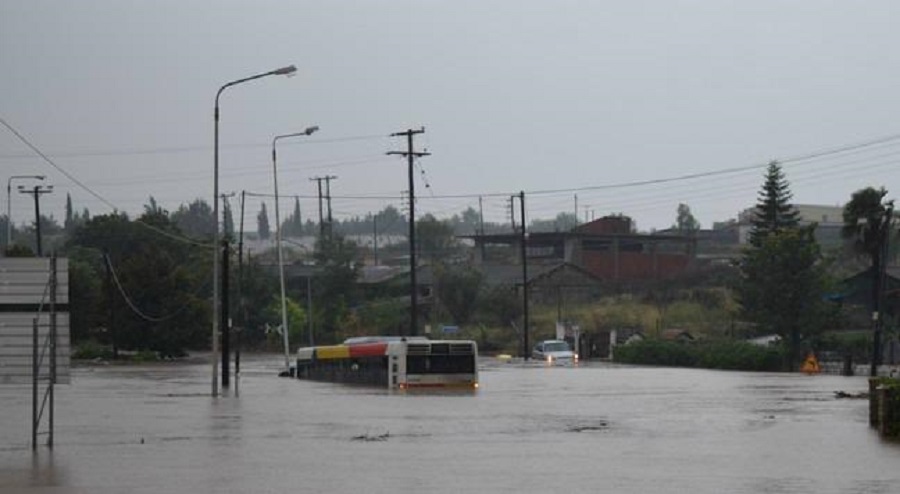 Πλημμύρες σε δρόμους και κλειστά σχολεία στη δυτική Θεσσαλονίκη