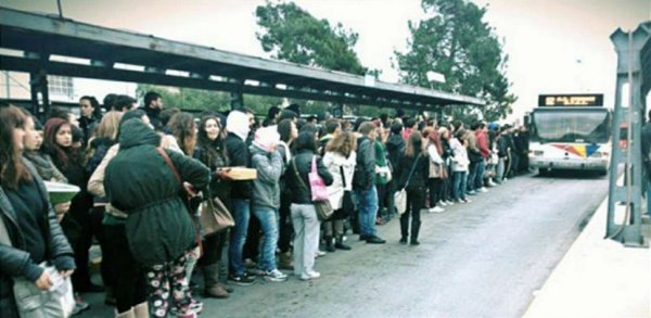 Καταγγελία φοιτητών ΤΕΙ για δρομολόγιο του ΟΑΣΘ: «Γραμμή μαρτυρίου, 400 άτομα περιμένουν το λεωφορείο»