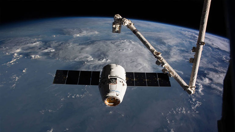 O Δράκοντας έφτασε στον Διεθνή Διαστημικό Σταθμό με δύο τόνους προμήθειες