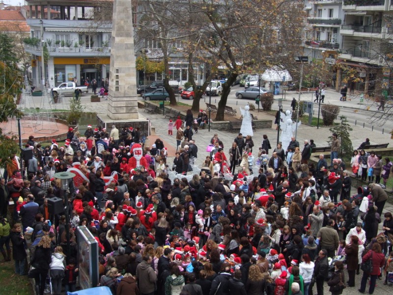 «Η Γιορτή των Ευχών» στην Πλατεία Καρατάσου της Νάουσας με δώρα για τα παιδιά από τον Άγιο Βασίλη