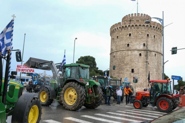 Κεντρική Μακεδονία: «Ζεσταίνουν» τα τρακτέρ τους οι αγρότες