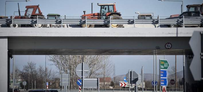 Στήνονται τα μπλόκα των αγροτών στους κόμβους Κουλούρας και Γυψοχωρίου