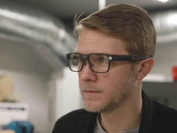 Η Intel αναπτύσσει έξυπνα γυαλιά που μοιάζουν… «φυσιολογικά»