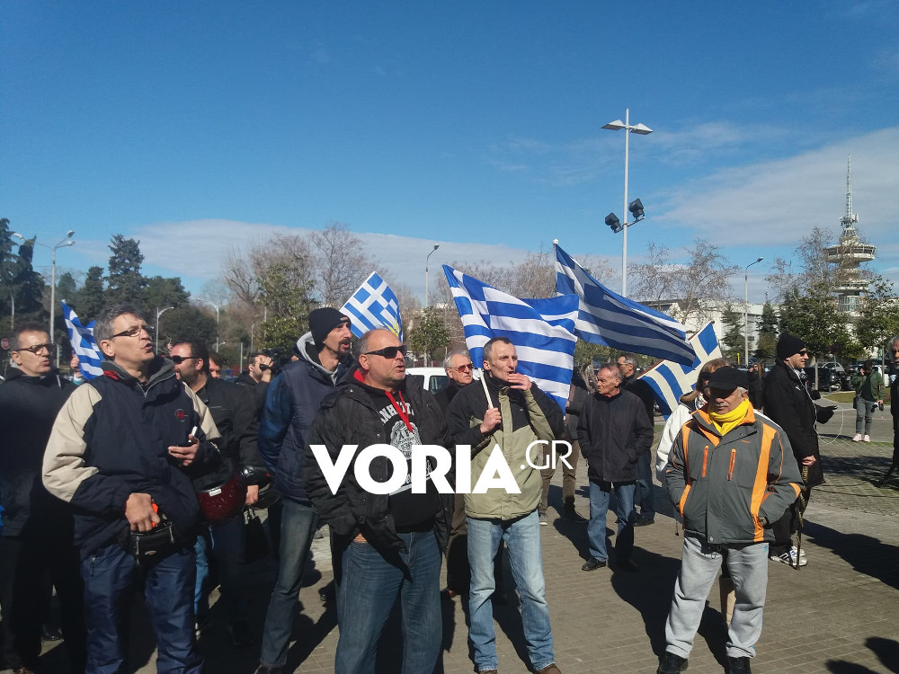 Συνθήματα και υβρείς κατά του Μπουτάρη έξω από το Δημαρχείο