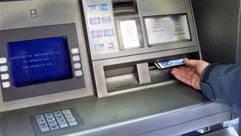 Οι νέες χρεώσεις στις αναλήψεις από ΑΤΜ -Τι ισχύει για κάθε τράπεζα