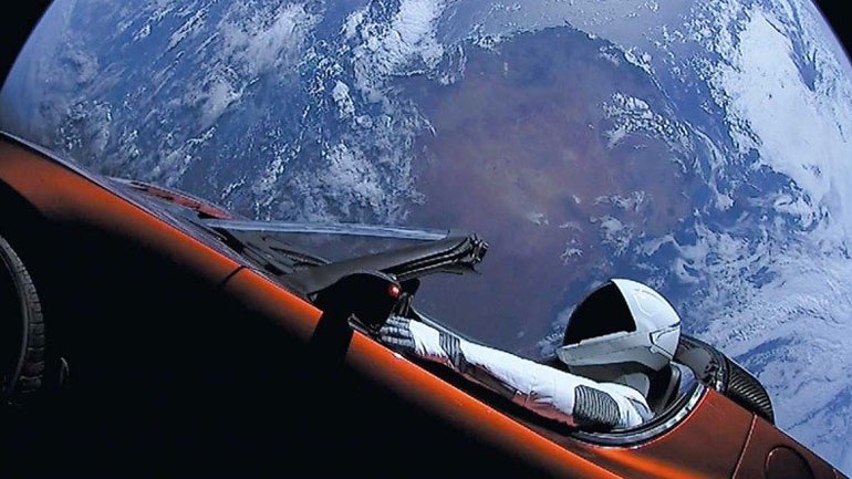 Το διαστημικό αυτοκίνητο Tesla υπάρχει πιθανότητα 6% να πέσει στη Γη έπειτα από ένα εκατ. χρόνια