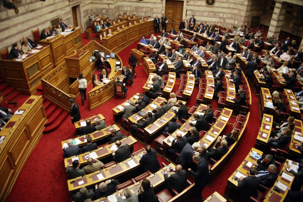 «Πολεμικό κλίμα» στη Βουλή όπου ψηφίζεται η πώληση των λιγνιτικών μονάδων της ΔΕΗ