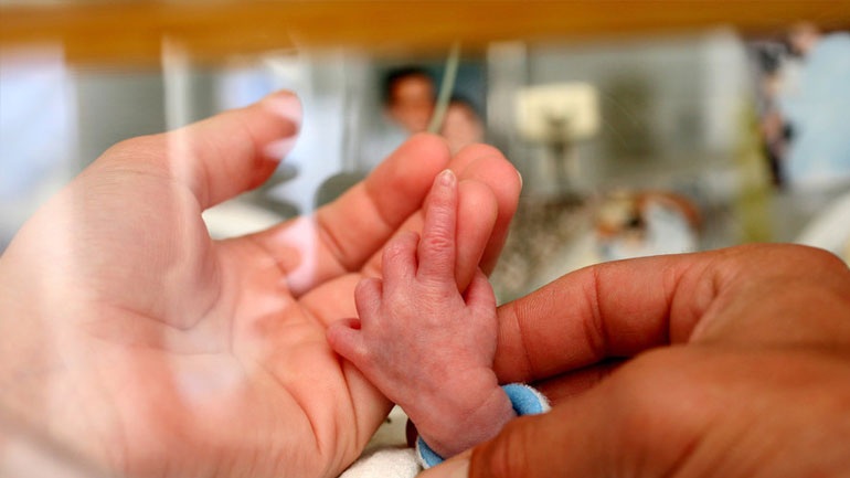 Πρωτιά για την Ελλάδα: Γεννήθηκε μωρό από τρεις γονείς