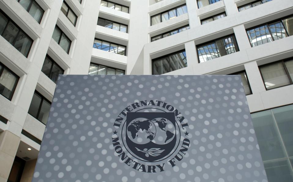 ΔΝΤ: Αναθεώρησε προς τα πάνω τα πρωτογενή πλεονάσματα – Δεν ζητάει νέα μέτρα