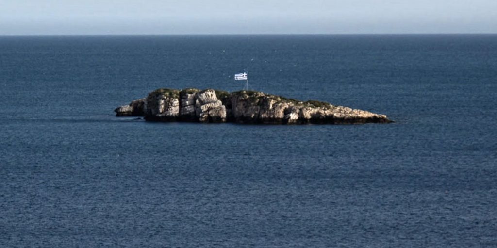 «Θέλαμε να τιμήσουμε τον Γ. Μπαλταδώρο», λέει ένας εκ των 3 που ύψωσαν τη σημαία στη βραχονησίδα