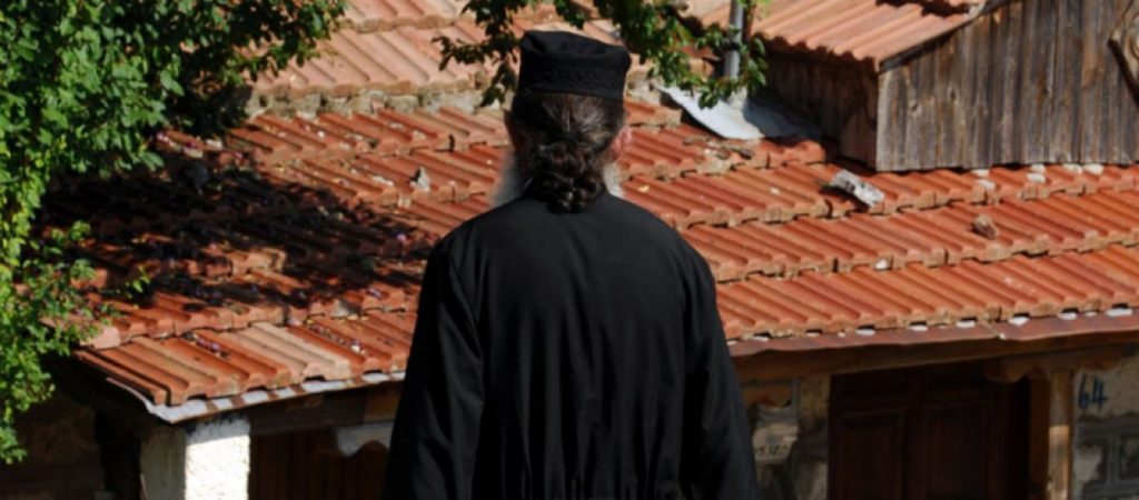Χίος: Ιερέας πέταξε κέρματα σε Βουλευτή του ΣΥΡΙΖΑ για την Μακεδονία
