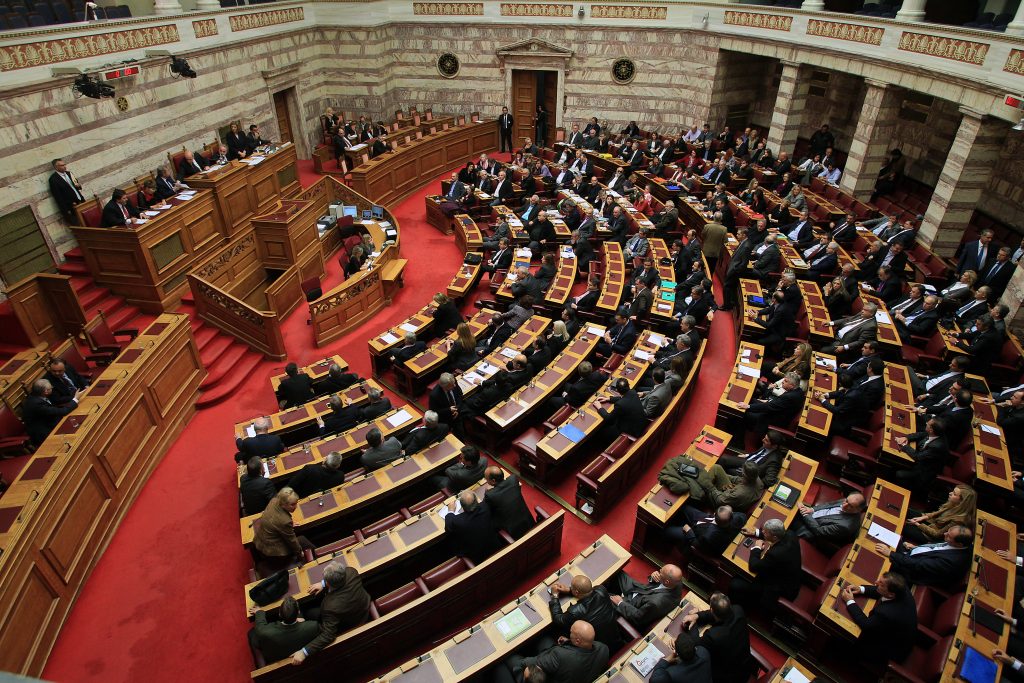 Στη Βουλή η τροπολογία της ΝΔ για ακύρωση της μείωσης του αφορολόγητου