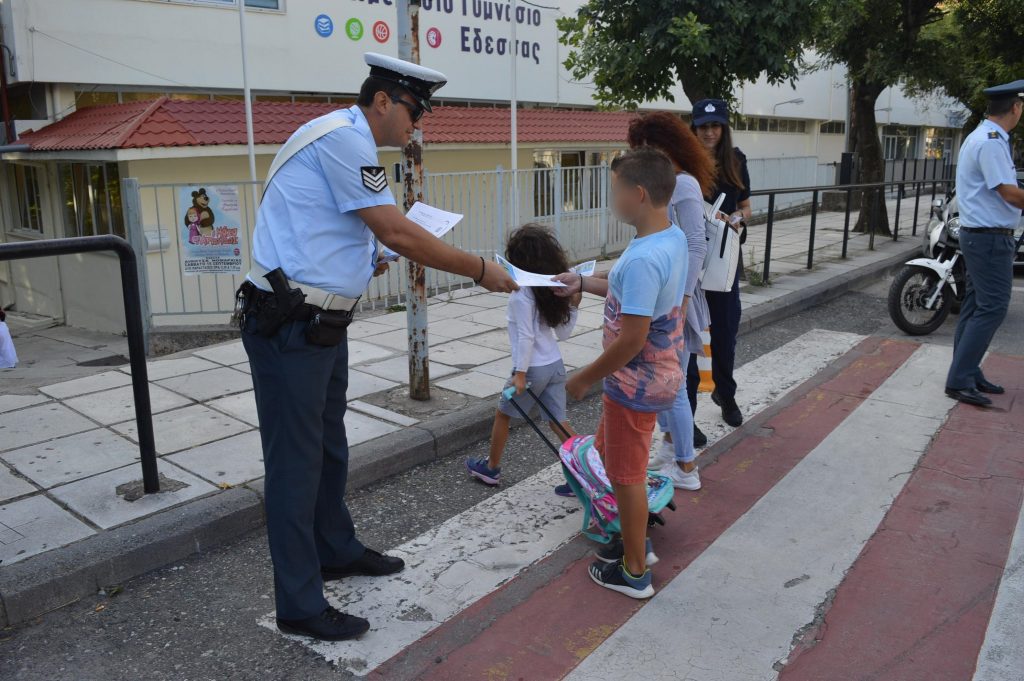 Αστυνομικοί μοίρασαν φυλλάδια κυκλοφοριακής αγωγής σε μαθητές πριν το πρώτο χτύπημα του κουδουνιού