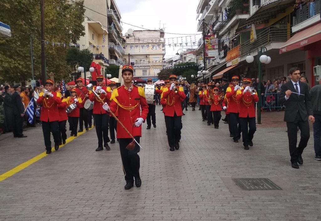 Τους ήρωες του ’40 τίμησαν με την παρέλασή τους οι μαθητές και σύλλογοι του Δήμου Πέλλας