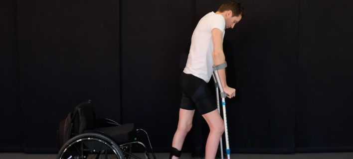 Σπουδαία νέα: Εμφύτευμα σπονδυλικής στήλης βοηθά παράλυτους να περπατήσουν ξανά