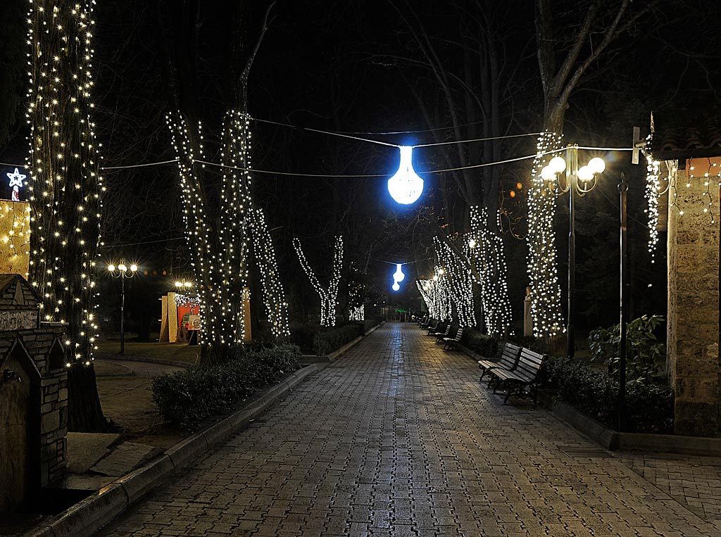 Αντίστροφη μέτρηση για τα Χριστούγεννα -Αύριο η καθιερωμένη φωταγώγηση του δέντρου στον Ταξιάρχη Χαλκιδικής