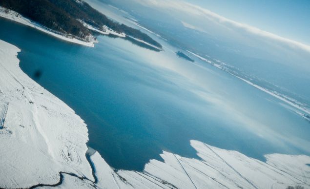 Μαγικές είναι οι εικόνες από τη χιονισμένη λίμνη Πλαστήρα.
