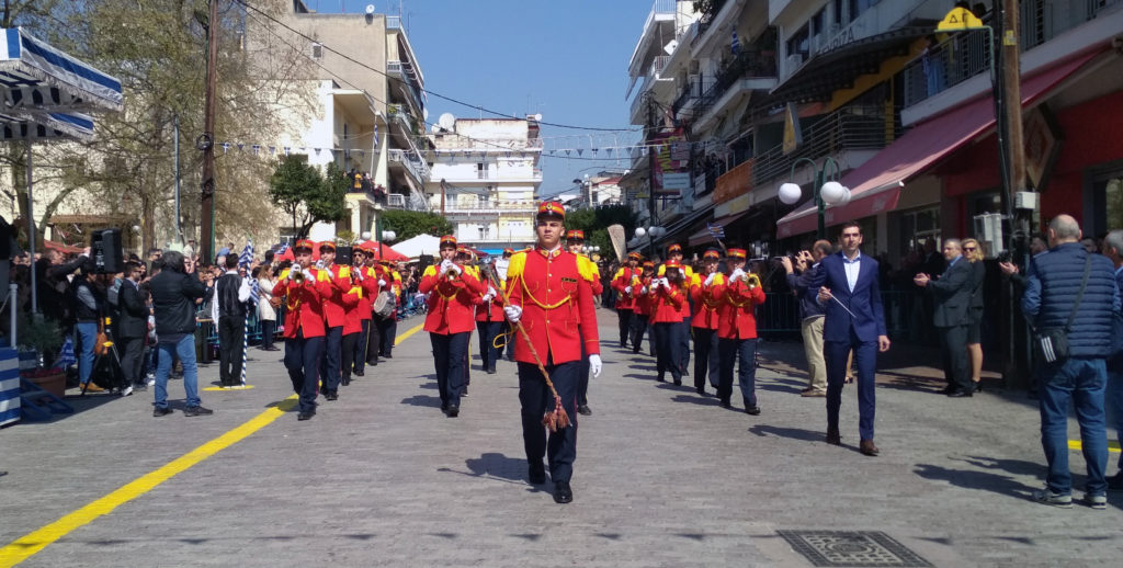 Παρέλαση Γιαννιτσών: Καταχειροκροτήθηκε η Φιλαρμονική ορχήστρα στο άκουσμα του «Μακεδονία ξακουστή» (εικόνες)