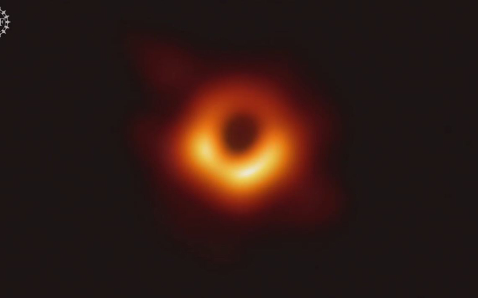Η αποκάλυψη της πρώτης φωτογραφίας μιας μαύρης τρύπας είναι γεγονός