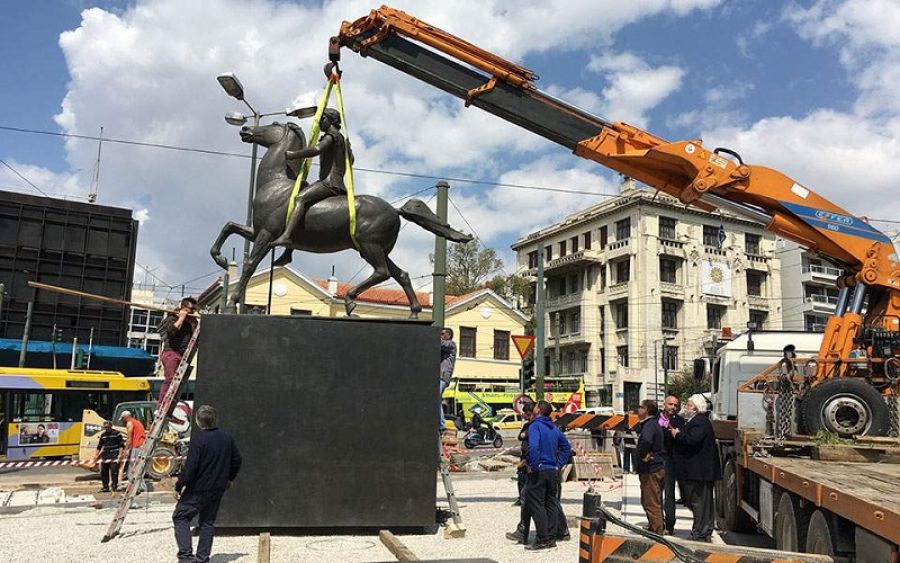 Το άγαλμα του Μεγάλου Αλεξάνδρου τοποθετήθηκε στο κέντρο της Αθήνας (VIDEO)