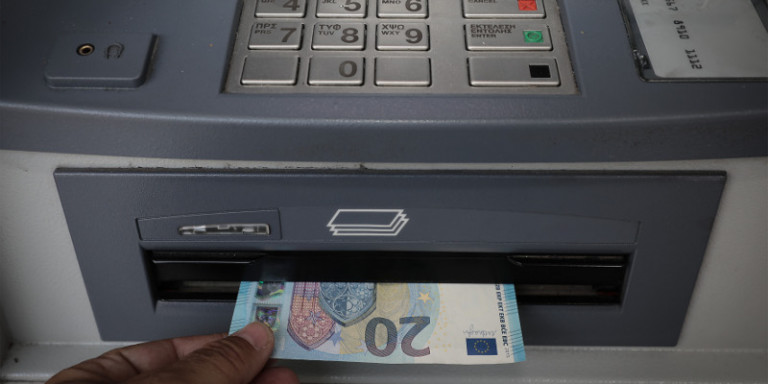 Προμήθεια 2-3 ευρώ για αναλήψεις από ATM άλλων τραπεζών