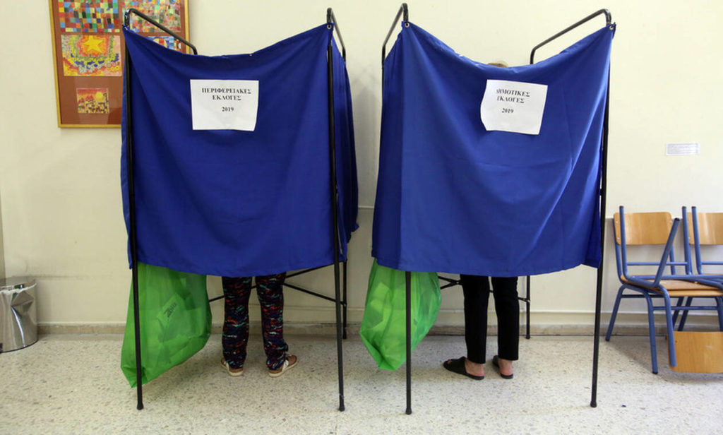 Έκλεισαν οι κάλπες – Μεγάλη αποχή στα εκλογικά κέντρα
