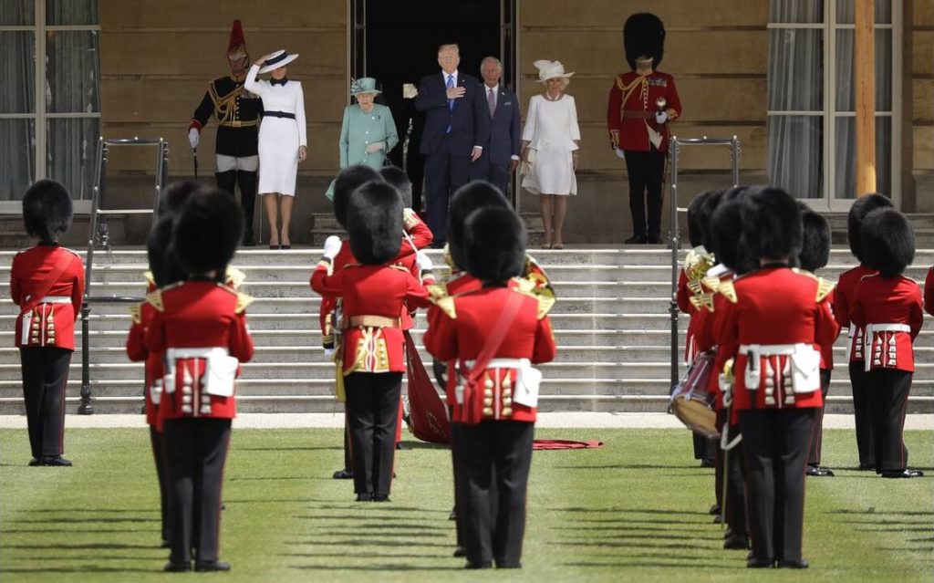 Η βασίλισσα Ελισάβετ και ο πρίγκιπας Κάρολος υποδέχθηκαν τον Τραμπ στο Μπάκιγχαμ