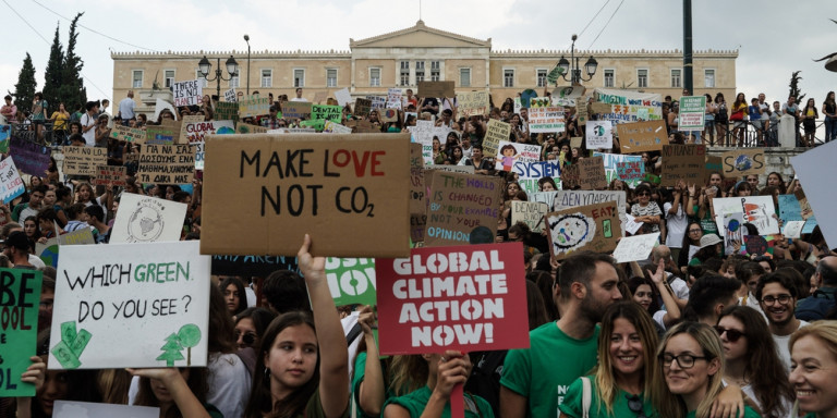 «Η Γη γίνεται πιο καυτή από τον Ντι Κάπριο» -Χιλιάδες μαθητές στο Σύνταγμα για την κλιματική αλλαγή