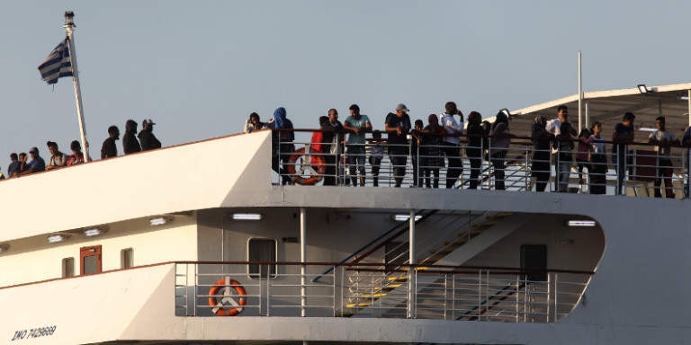 Θεσσαλονίκη: Εφτασε και το δεύτερο πλοίο από τη Λέσβο με τους πρόσφυγες -Πού θα μεταφερθούν οικογένειες και παιδιά