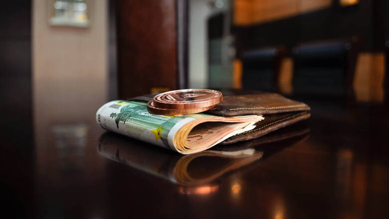 Κυπαρισσία: Βρήκε 10.500 ευρώ σε καρότσι σούπερ μάρκετ και τα παρέδωσε στην αστυνομία