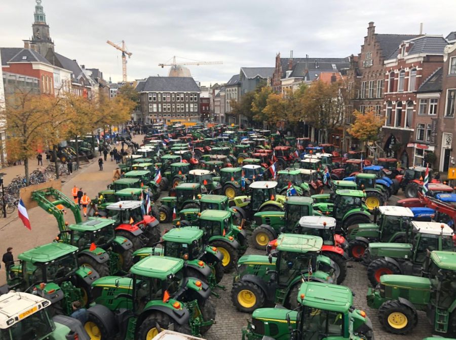 Ολλανδία: Αγρότες παρέλυσαν τους δρόμους – Τρακτέρ παντού