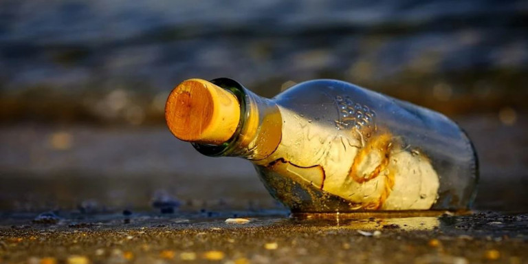 Αμερικανός έριξε μπουκάλι με μήνυμα στον Ατλαντικό –9 χρόνια μετά έλαβε απάντηση από τη Γαλλία [εικόνες]