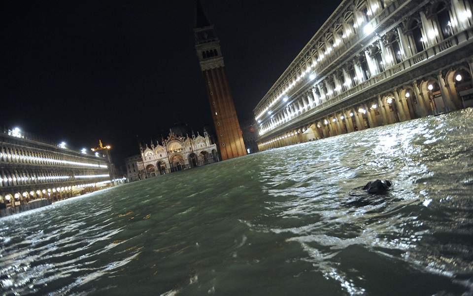 Σε κατάσταση καταστροφής η Βενετία – Η δεύτερη μεγαλύτερη πλημμύρα στην ιστορία της (φωτογραφίες)