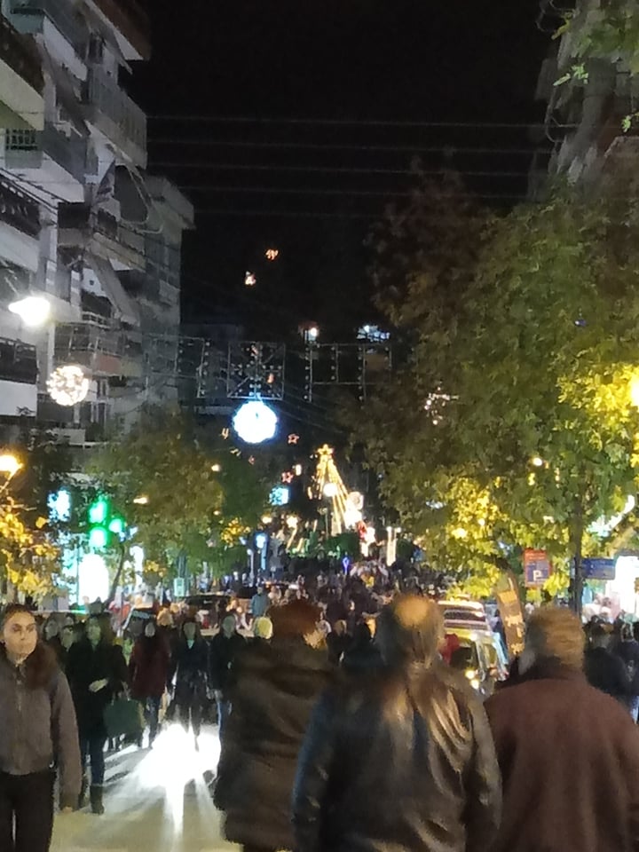 “Μύρισαν” Χριστούγεννα στα Γιαννιτσά. Με πλήθος κόσμου, το άναμμα του Χριστουγεννιάτικου Δέντρου.