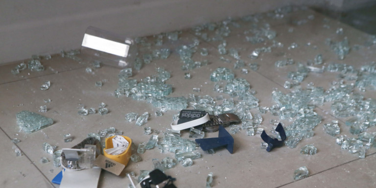 Κινηματογραφική διάρρηξη σε κοσμηματοπωλείο στην Αλεξάνδρεια -Άρπαξαν χρηματοκιβώτιο και εξαφανίστηκαν