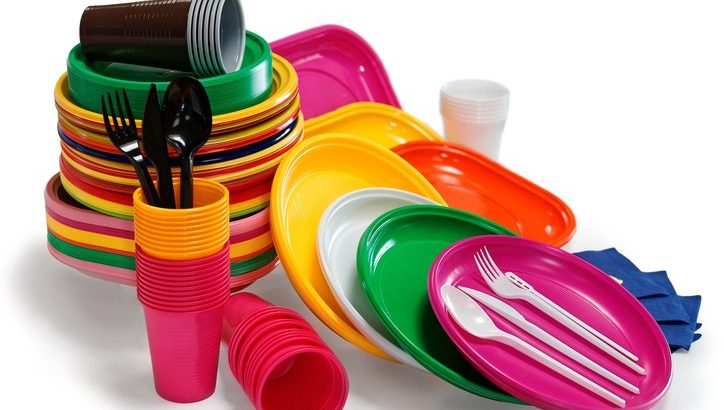 Πλαστικά μιας χρήσης: Ποια προϊόντα καταργούνται από τις 3 Ιουλίου