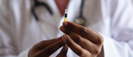 Εμβόλιο: Είναι αναγκαία η τρίτη δόση; Στις ΗΠΑ εξετάζουν αν υπάρχει κίνδυνος σοβαρών παρενεργειών