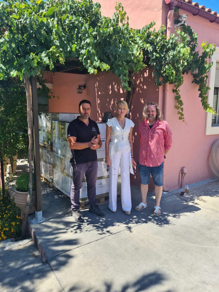 Συνεργασία Θεοδώρας Τζάκρη με τον Πρόεδρο του Δικτύου Οινοποιών Νομού Ηρακλείου Wines of Crete κ. Νίκο Δουλουφάκη και επίσκεψη στο Οινοποιείο  Δουλουφάκη στις Δαφνές