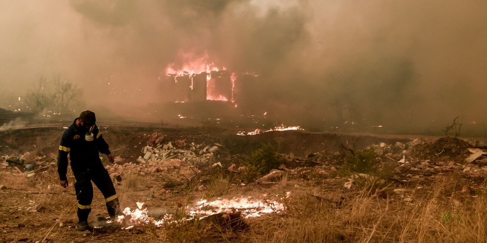 Συνεχίζεται η «πύρινη κόλαση» στα Βίλια: Μάχη με τις φλόγες κοντά στους οικισμούς Οινόη και Πανόραμα