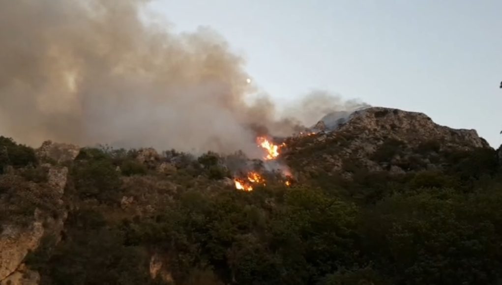 Συναγερμός στα Μέγαρα για τη φωτιά -Σε ετοιμότητα για εκκένωση δια θαλάσσης, αν χρειαστεί