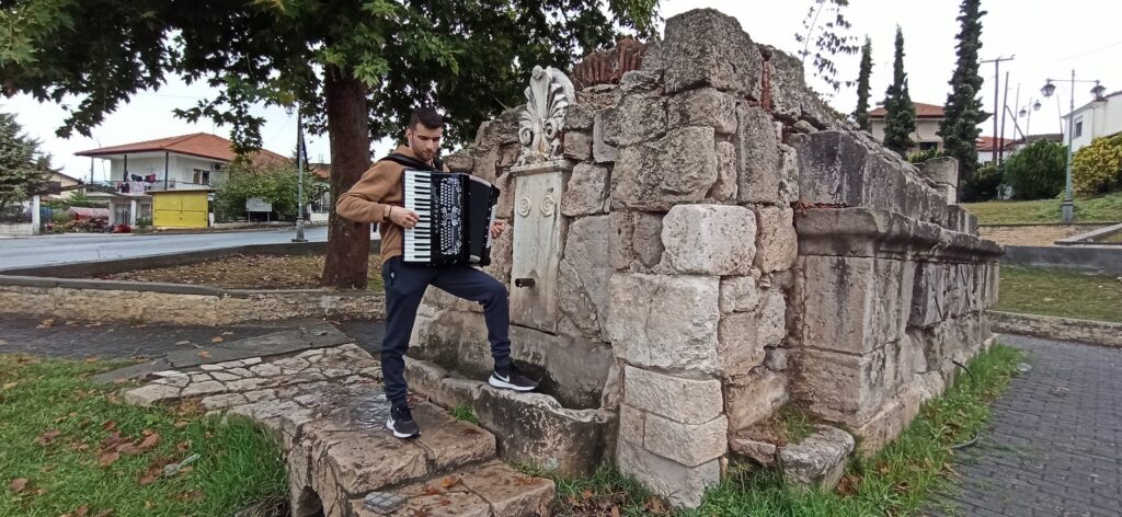 Xρήστος Μυλωνόπουλος, μαγεύει με το ακορντεόν στην κρήνη της Πέλλας  (ΦΩΤΟ-VIDEO)