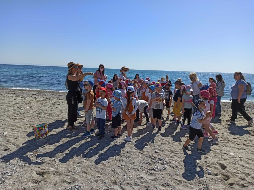 Εθελοντικός καθαρισμός της παραλίας Λεπτοκαρυάς με από κοινού συνεργασία του 2ου Νηπιαγωγείου Λεπτοκαρυάς, 3ου Νηπιαγωγείου Λεπτοκαρυάς και Νηπιαγωγείου Δίου