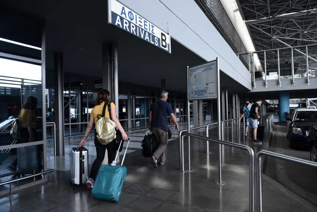 Θεσσαλονίκη: Τους τσάκωσαν στο αεροδρόμιο “Μακεδονία” με 7 βαλίτσες γεμάτες λαθραία τσιγάρα