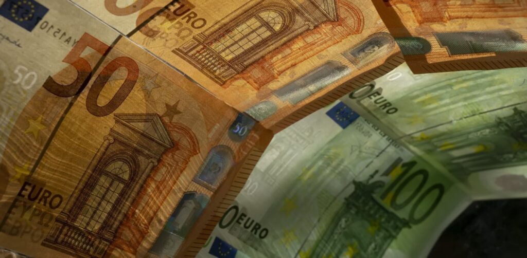 ΤτΕ: Αυξήθηκαν κατά €483 εκατ. τον Ιούλιο οι καταθέσεις του ιδιωτικού τομέα