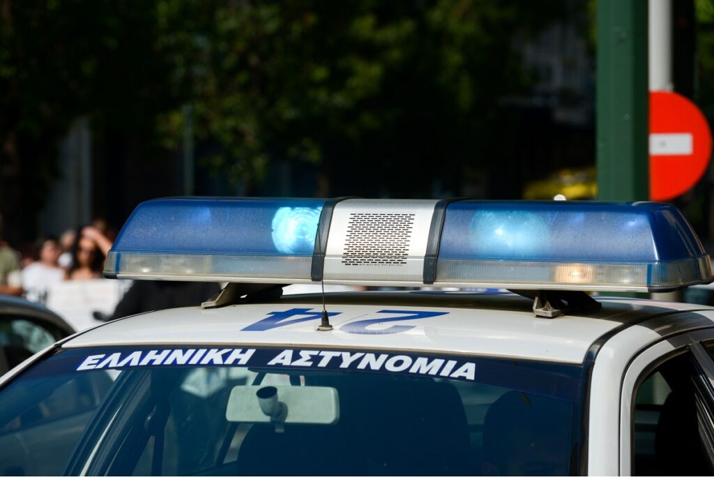 Θεσσαλονίκη: Διακινητής έκρυβε μάνα και κόρη σε πορτ μπαγκάζ αυτοκινήτου