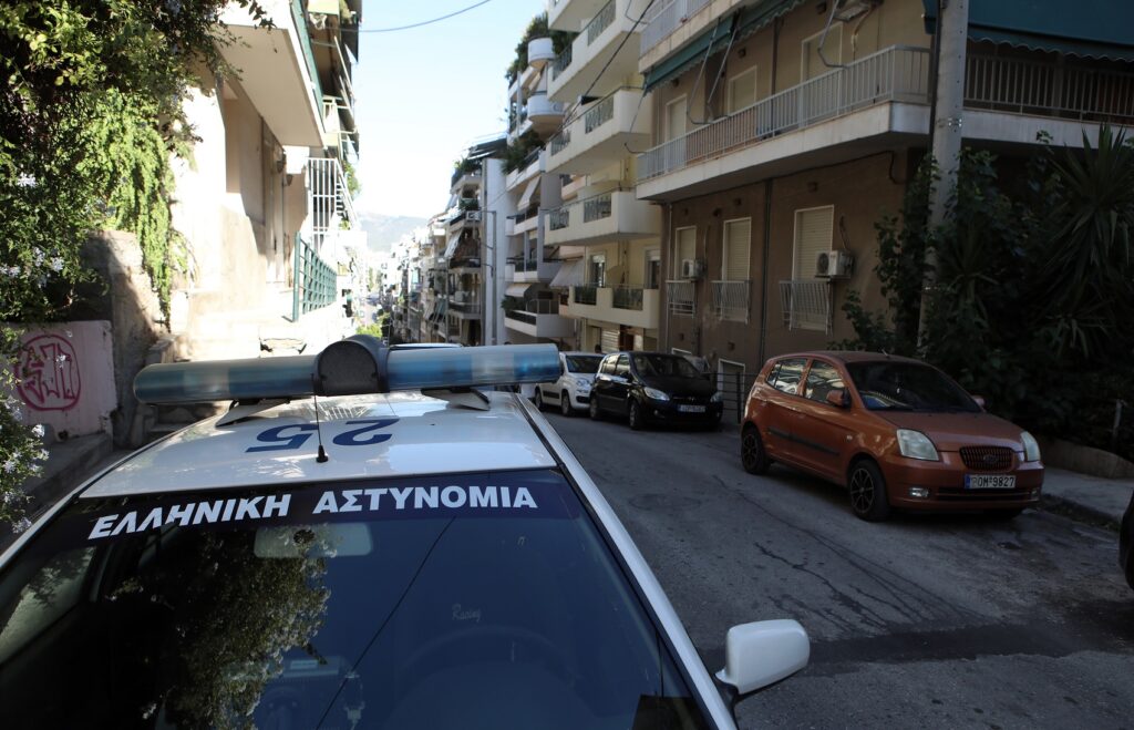 Θεσσαλονίκη: Χτύπησε ηλικιωμένη έξω από τράπεζα και άρπαξε την τσάντα της με 14.000 ευρώ