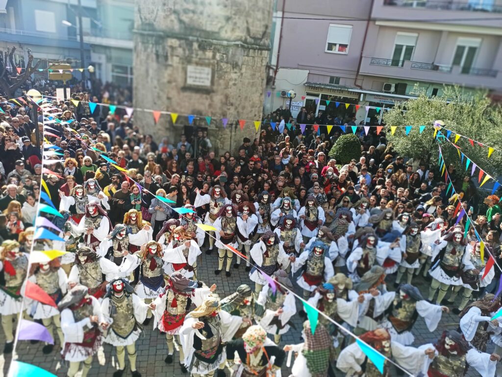 Παρουσία χιλιάδων επισκεπτών και κατοίκων αναβίωσε στη Νάουσα το δρώμενο «Γενίτσαροι και Μπούλες» την πρώτη Κυριακή της Αποκριάς