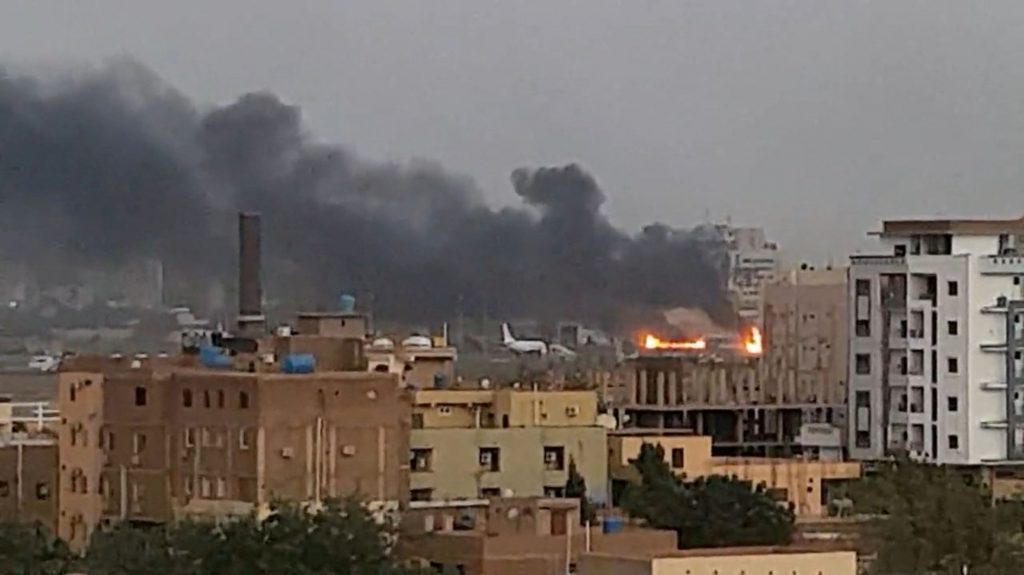 Αγωνία για τους Έλληνες «πολιορκημένους» του Σουδάν – Θα τους σώσουν με αεροσκάφος, φρεγάτα και αλεξιπτωτιστές